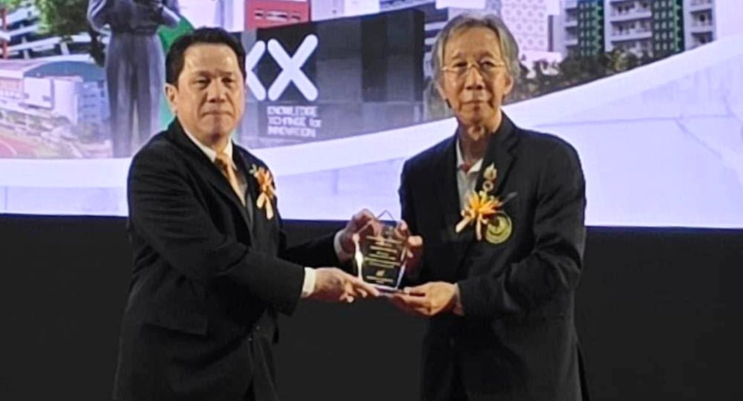 พาราไซแอนติฟิค รับมอบโล่ประกาศเกียรติคุณ มหาวิทยาลัยเทคโนโลยีพระจอมเกล้าธนบุรี